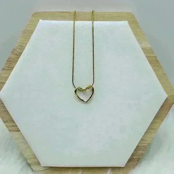 The Classic Heart Pendant in Gold - Picture 5 of 5